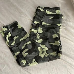 Lululemon Fast and Free cropped legging in lime camo